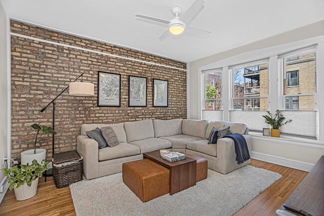 Building Photo - 637 W Armitage Ave