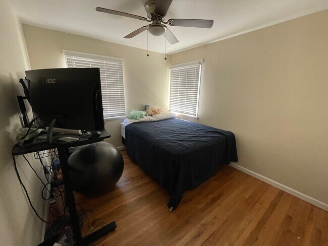 Foto del edificio - 8218 Kittyhawk Ave
