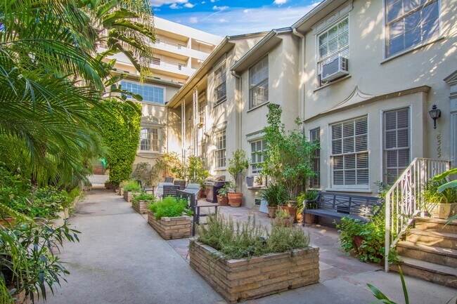 Foto del edificio - 8573 Holloway Dr