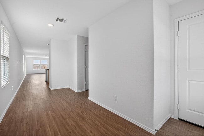 Foto del edificio - Modern 4-Bedroom Home in Crescent Hills – Open Concept & Private Yard