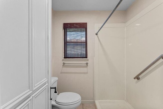 Building Photo - 807 Temple Dr