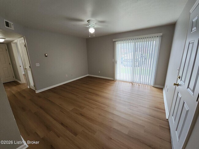 Foto del edificio - 4101 Blue Lick Ct