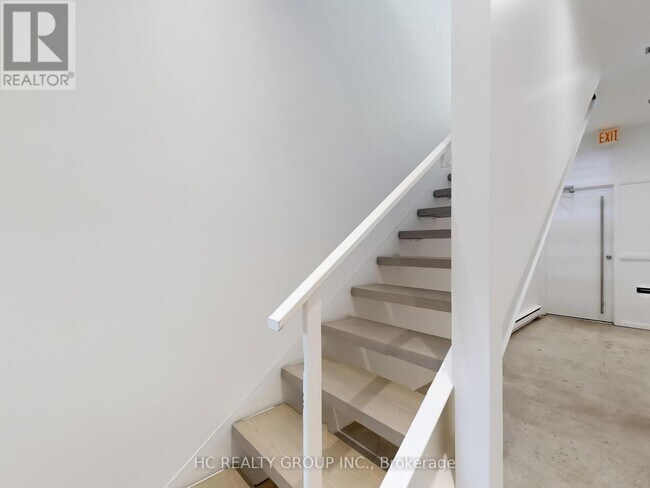Photo du bâtiment - 899 Dundas St W