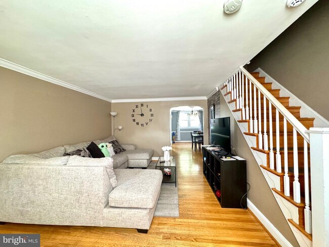 Building Photo - 827 Hampshire Rd