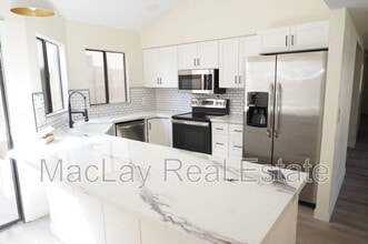 Building Photo - 4024 E Hiddenview Dr