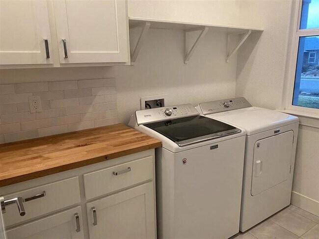 Foto del edificio - 3 bedroom 2 bathroom home with 2 car garag...