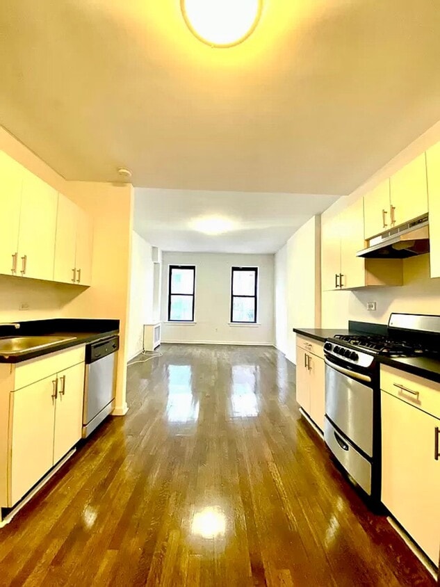 Building Photo - E 89 ST