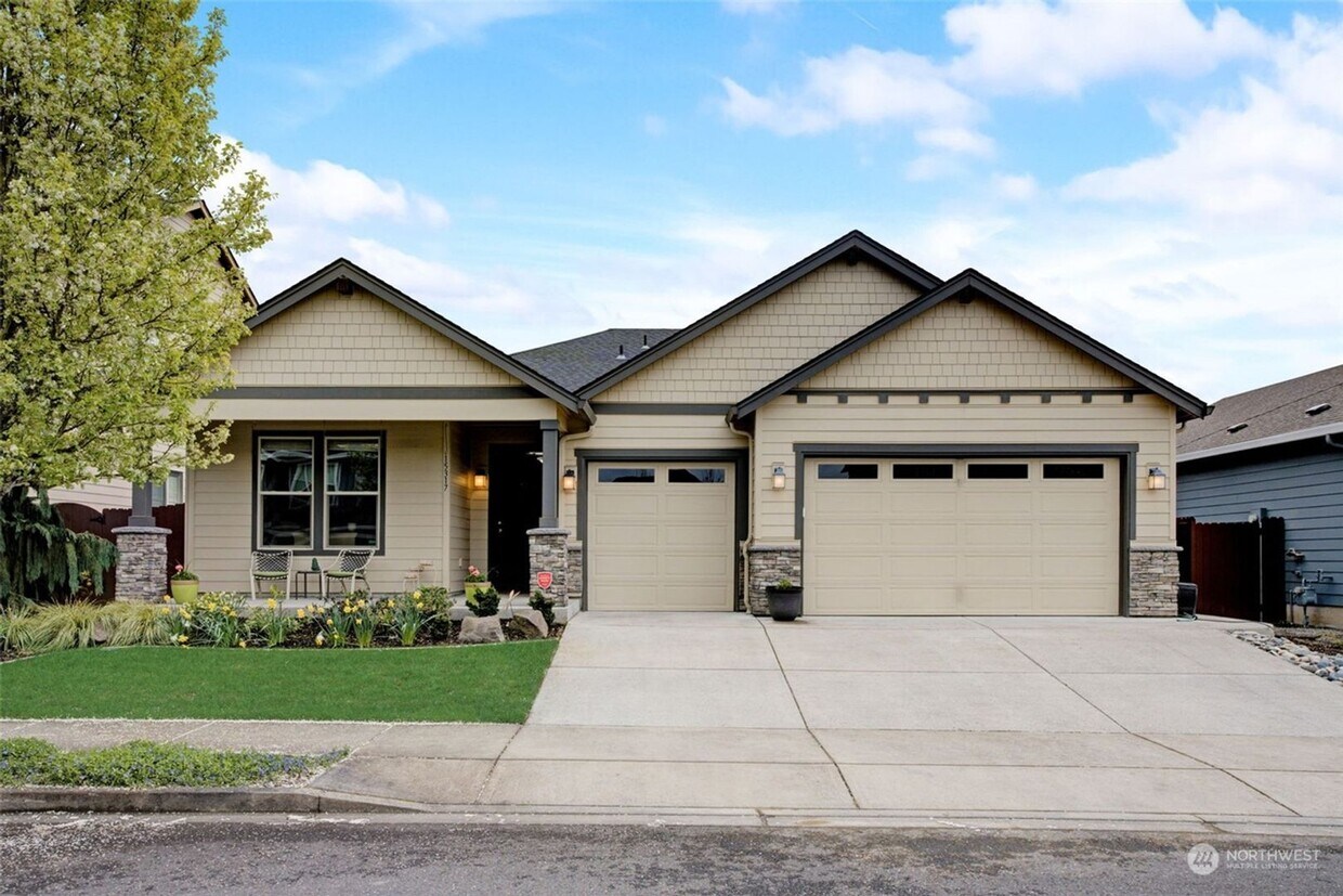 Foto principal - Beautiful Home with lots of upgrades