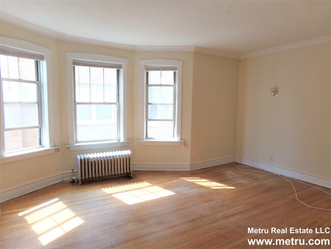 Building Photo - 1033 W North Shore Ave
