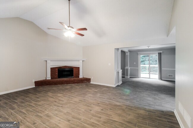 Foto del edificio - 145 Cardell Farms Rd