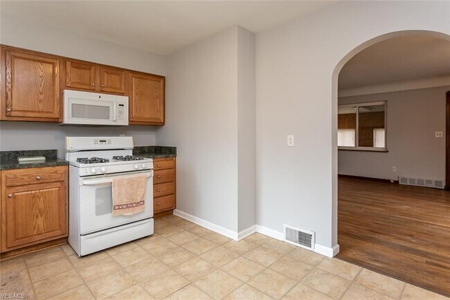 Building Photo - 19199 Pierce Dr