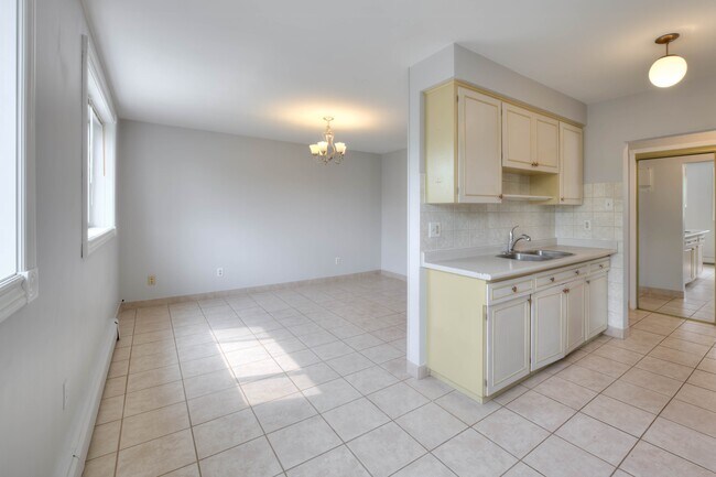 Building Photo - 371 Dale Crescent