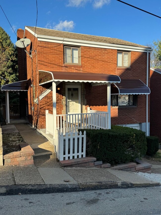 Building Photo - Cozy 3 Bedroom 1 Bathroom House