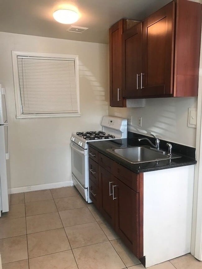 Building Photo - Cute & Cozy 1 Bedroom/ 1 Bath Duplex in Sa...
