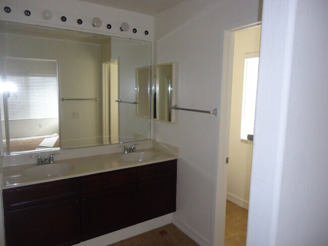 Foto del edificio - "Charming 3-Bed, 2.5-Bath Home in Oxnard –...