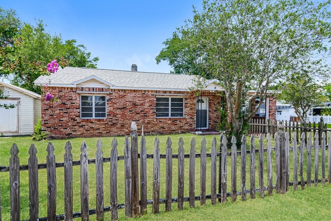 Building Photo - 402 Ariana Ave