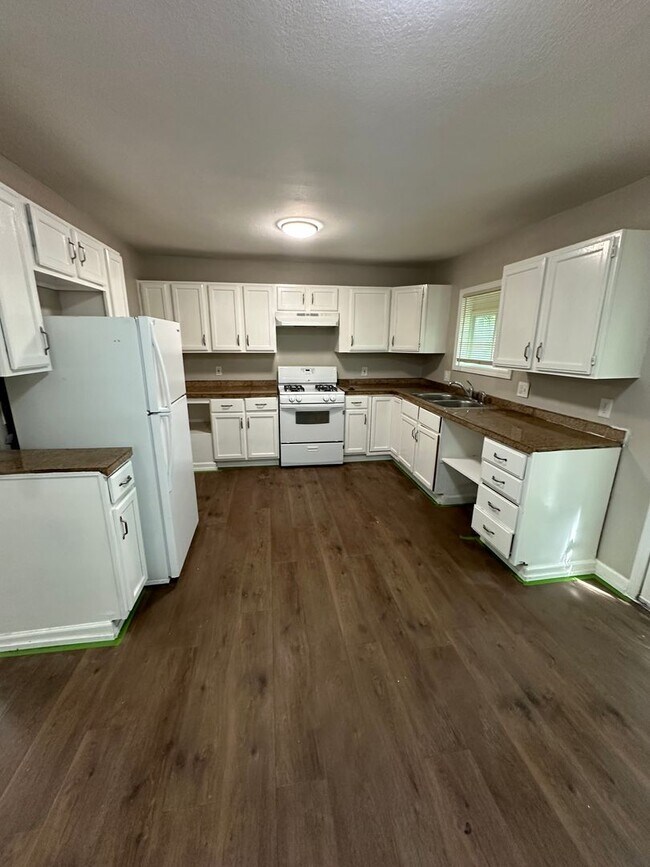 Foto del edificio - 4 bed 1 bath