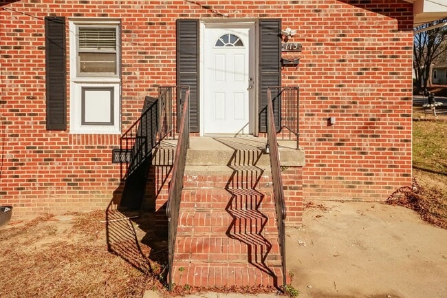 Building Photo - Large Single Family Home!