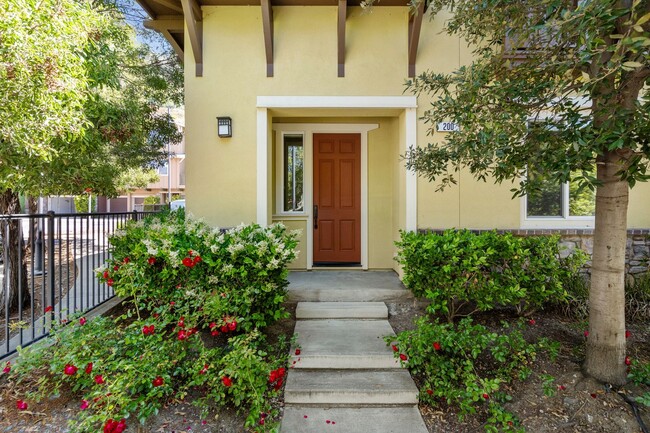 Building Photo - Spacious and Bright Tri-Level Townhome @ C...