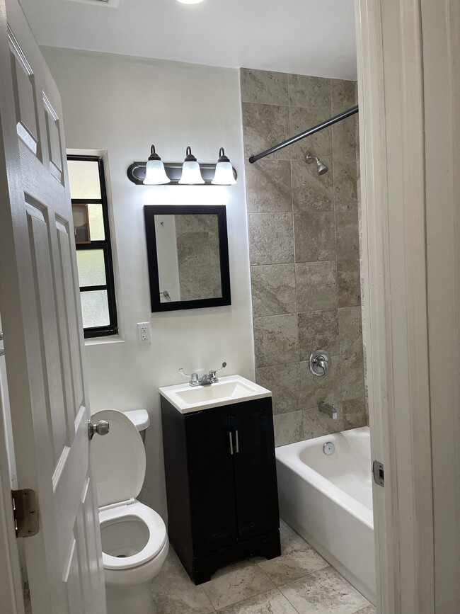 Foto del edificio - 715 NE 92nd St