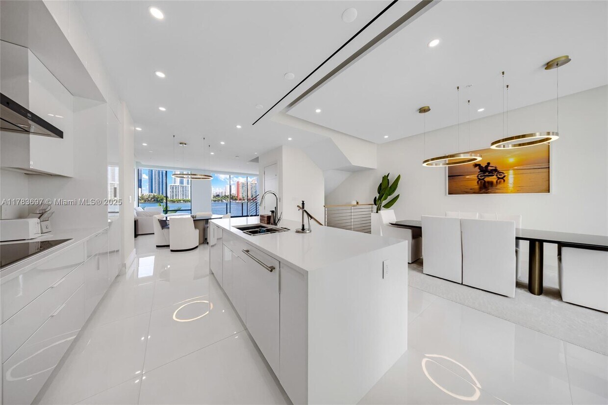 Foto principal - 4009 NE 167th St