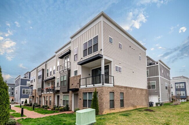 Building Photo - Modern End-Unit Townhome in Rocketts Landing – Prime Richmond Location