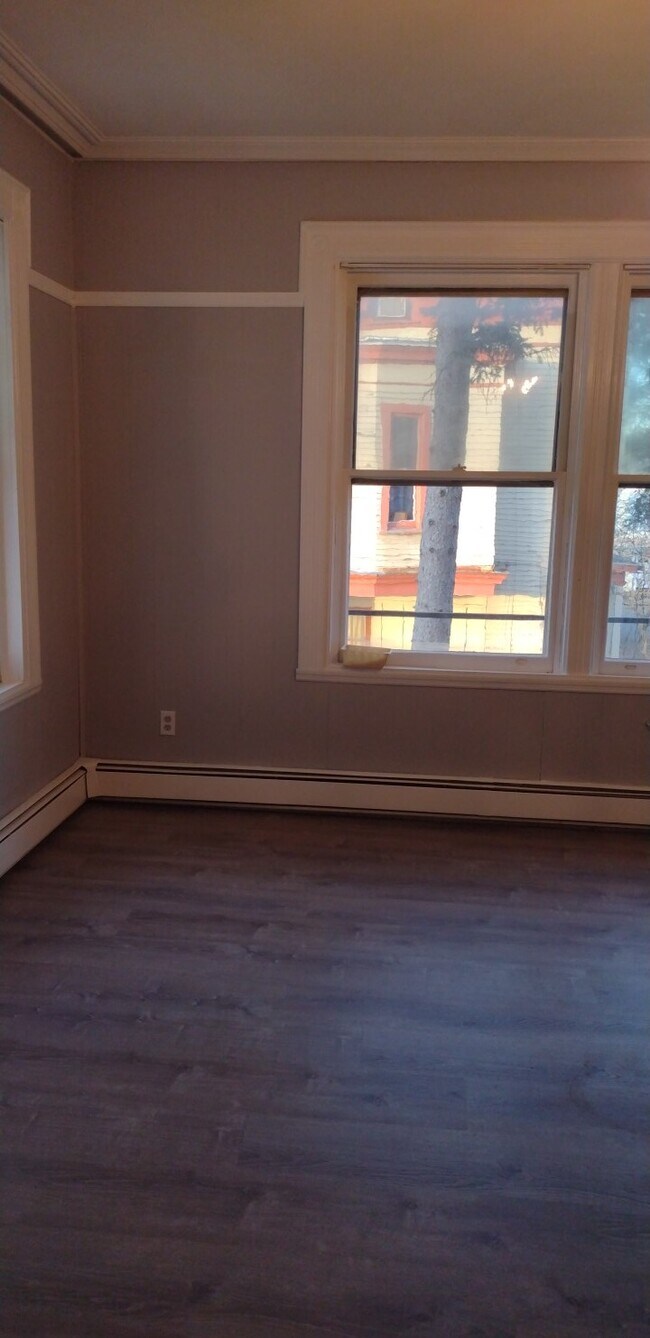 Building Photo - 204 2nd Ave