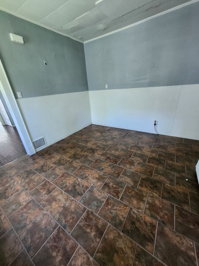 Foto del edificio - 750 includes all utilities