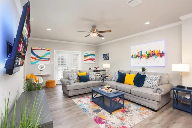 Sala de estar, comedor, balcón y área de trabajo compartidos. - 850 E Erie Ave