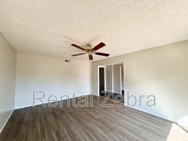 Building Photo - 3047 Bedford Dr