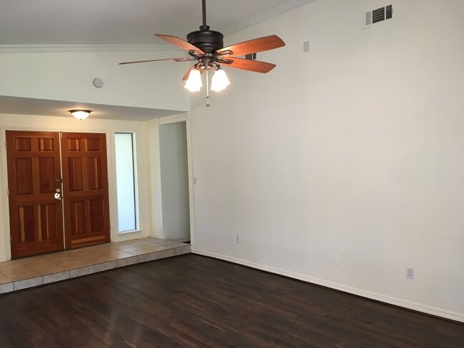 Photo - 1413 Glouchester Dr House