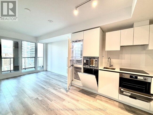 Building Photo - 238 Simcoe St