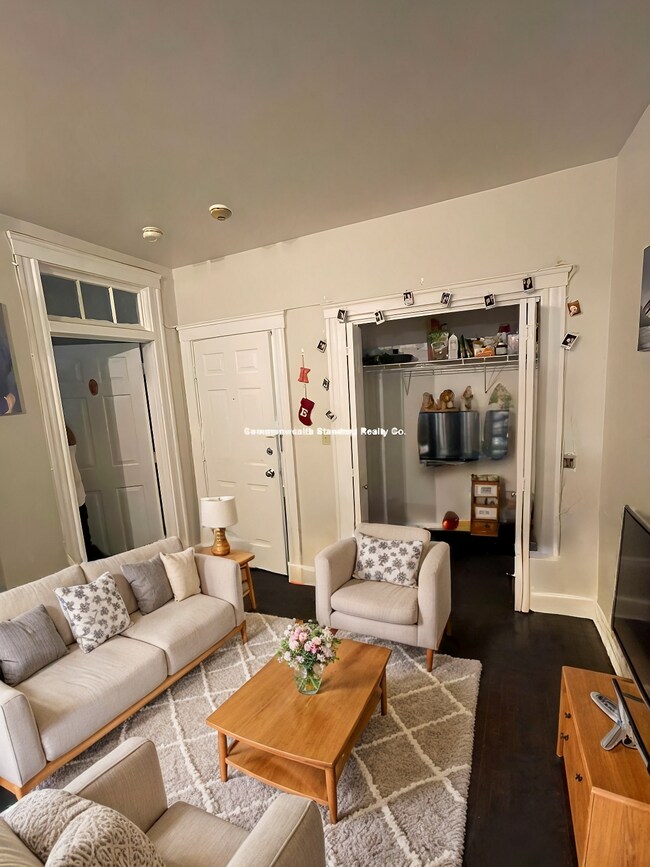 Foto del edificio - 833-835 Beacon St. Unit 302