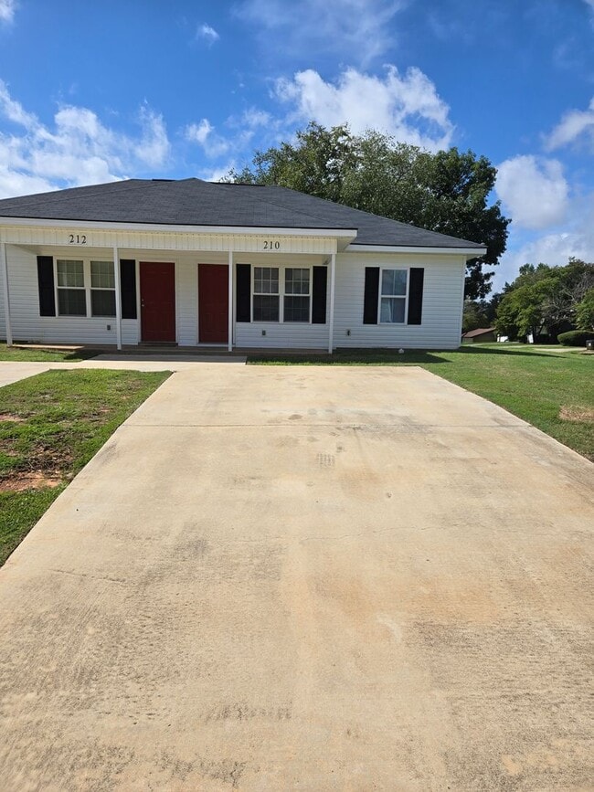 Building Photo - 210-212 Woodcrest Cir