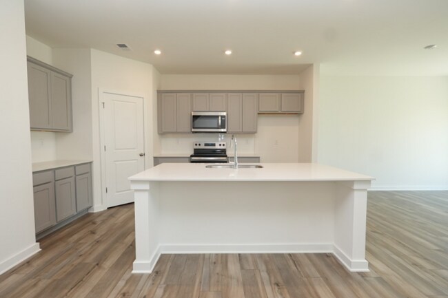 Building Photo - Stunning 5-Bed, 3-Bath Home in Desirable B...