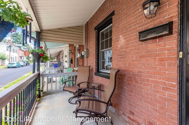 Building Photo - 2 br, 1.5 bath House - 220 W. Lafayette St...