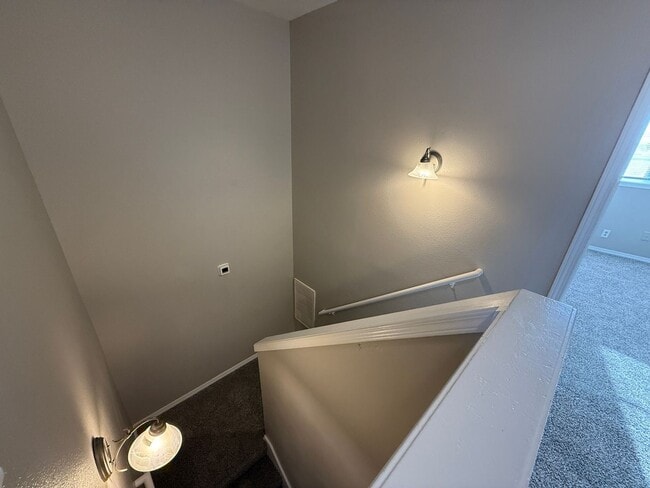 Building Photo - 3 bedroom Two Story Duplex!