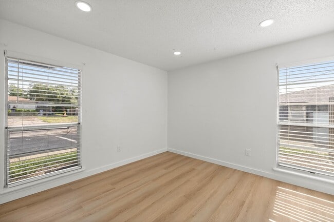 Building Photo - 2955 SE 53rd Ct