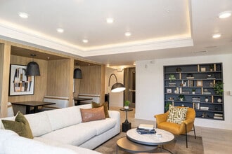 Building Photo - 539 W Trade St