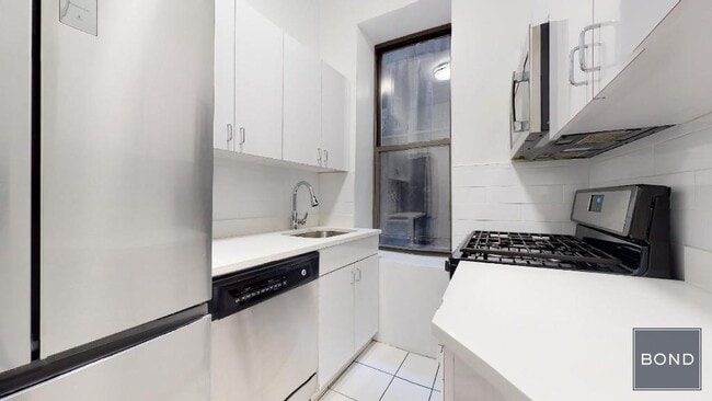 Building Photo - 166 W 72nd St