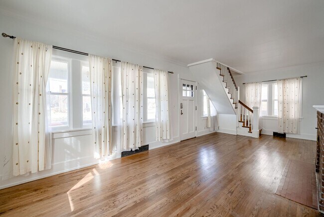 Building Photo - Nicely Updated 4 Bedroom With Heated 2+ Ca...