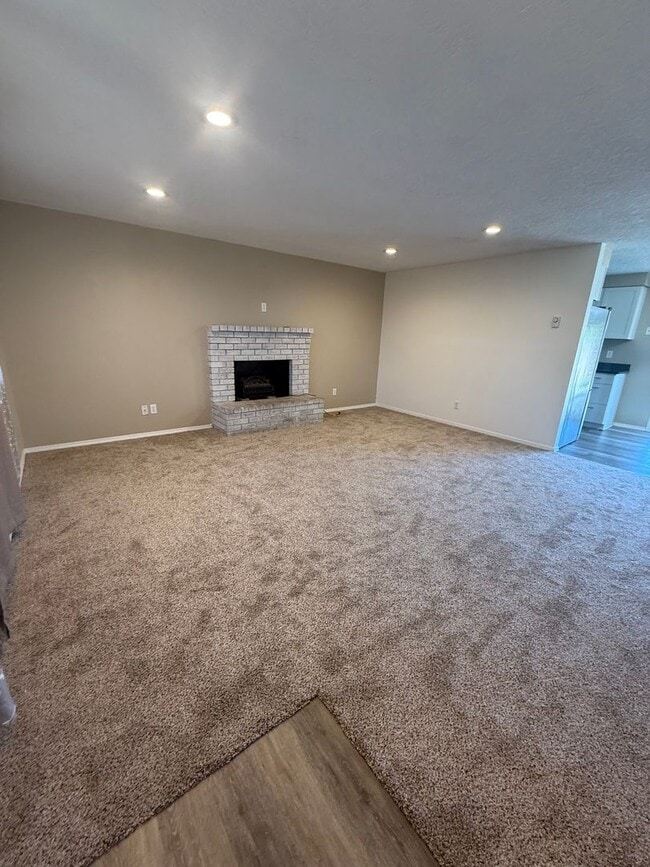 Foto del edificio - Updated 3+ Bedroom 2 Bath House with Large...