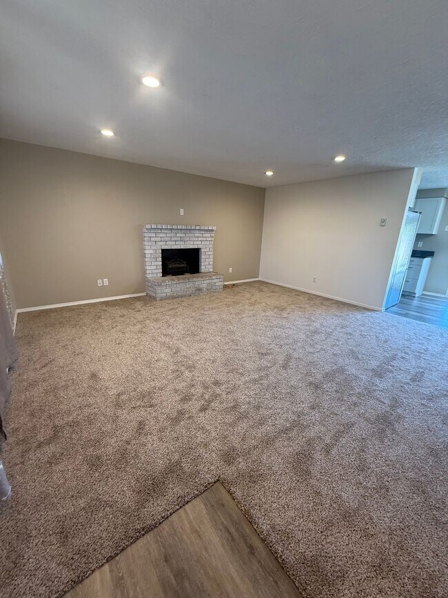 Foto del edificio - Updated 3+ Bedroom 2 Bath House with Large Fenced In Yard