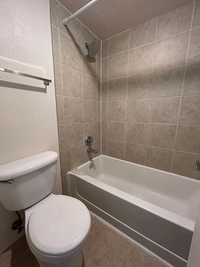 Building Photo - Casa Club Condominiums / Gorgeous 1 Bedroom Available!