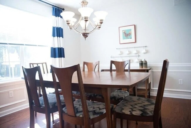 Foto del edificio - 2070 Emerald Dr