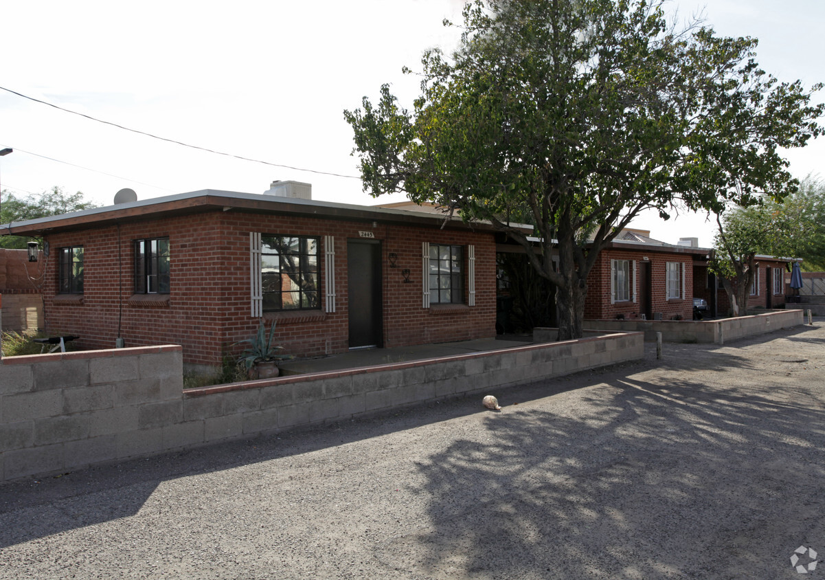 Building Photo - 2445-2455 N Alvernon Way