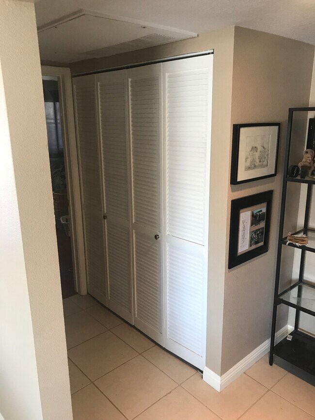 Armario para lavadora y secadora - 1335 Newport Ave
