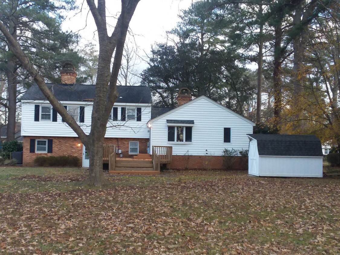 Primary Photo - 4 Bedroom, 2 1/2 Bath home on a large corn...