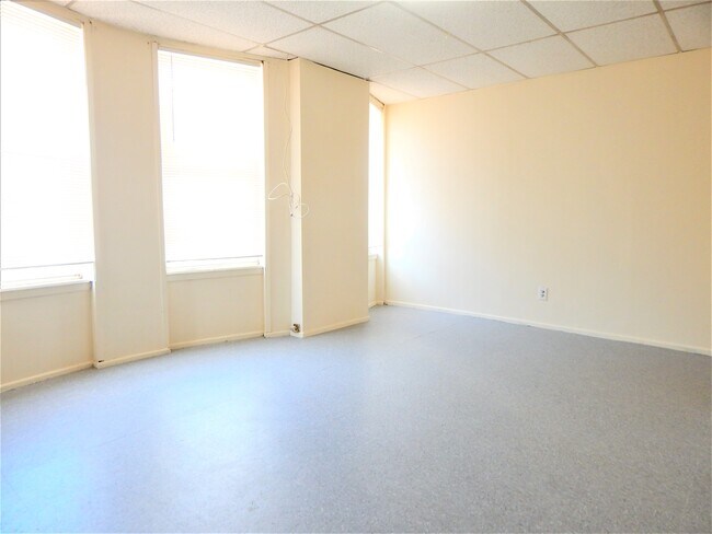 Building Photo - 580 Newark Ave
