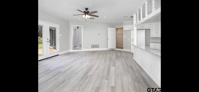 Building Photo - 17928 W Lakeview Dr